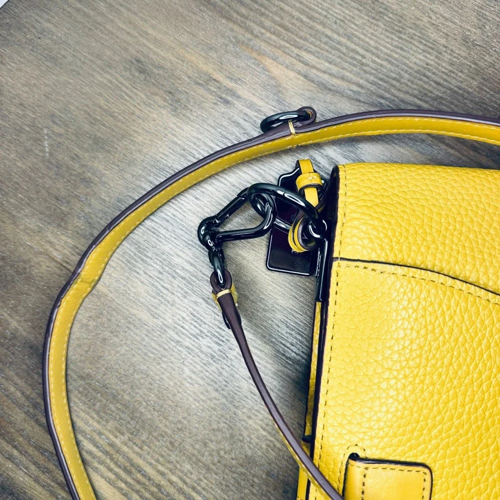 Coach SWAGGER‎ Pebble Leather Crossbody Bag Yellow Turnlock Shoulder Strap EUC